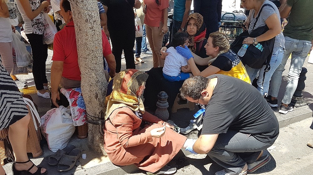 Yola fırlayan 3 yaşındaki çocuk ve teyzesi ölümden döndü!