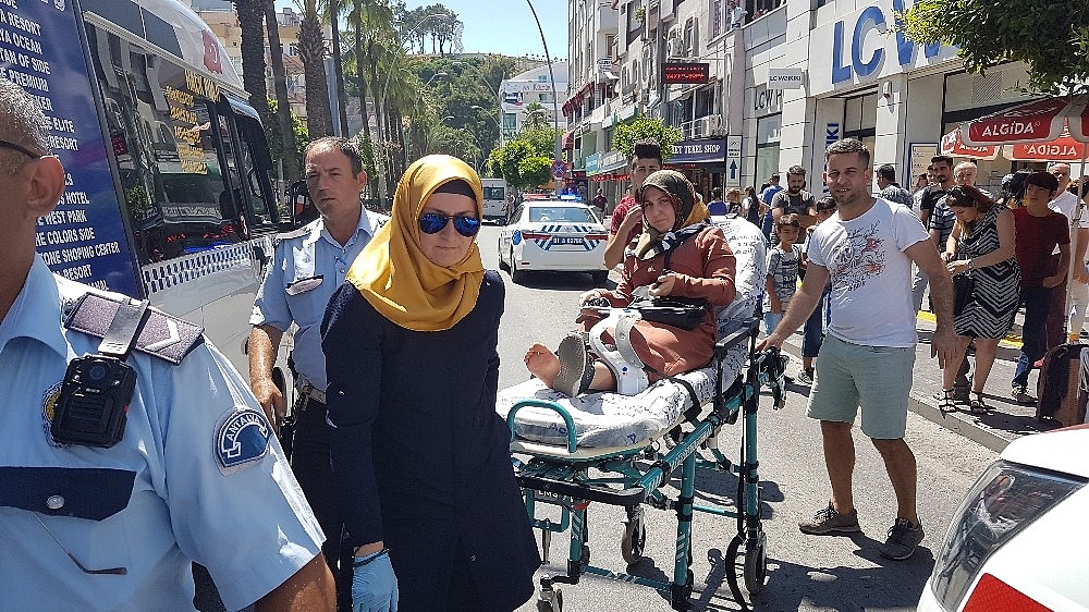Yola fırlayan 3 yaşındaki çocuk ve teyzesi ölümden döndü!