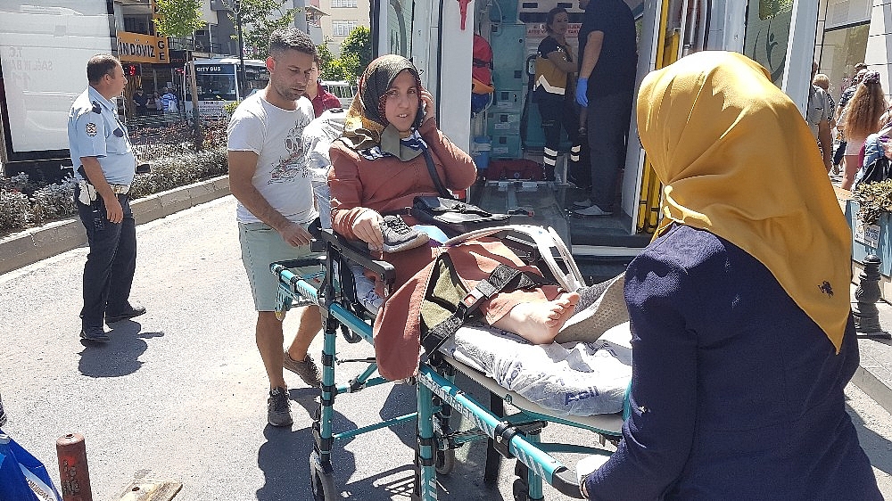Yola fırlayan 3 yaşındaki çocuk ve teyzesi ölümden döndü!