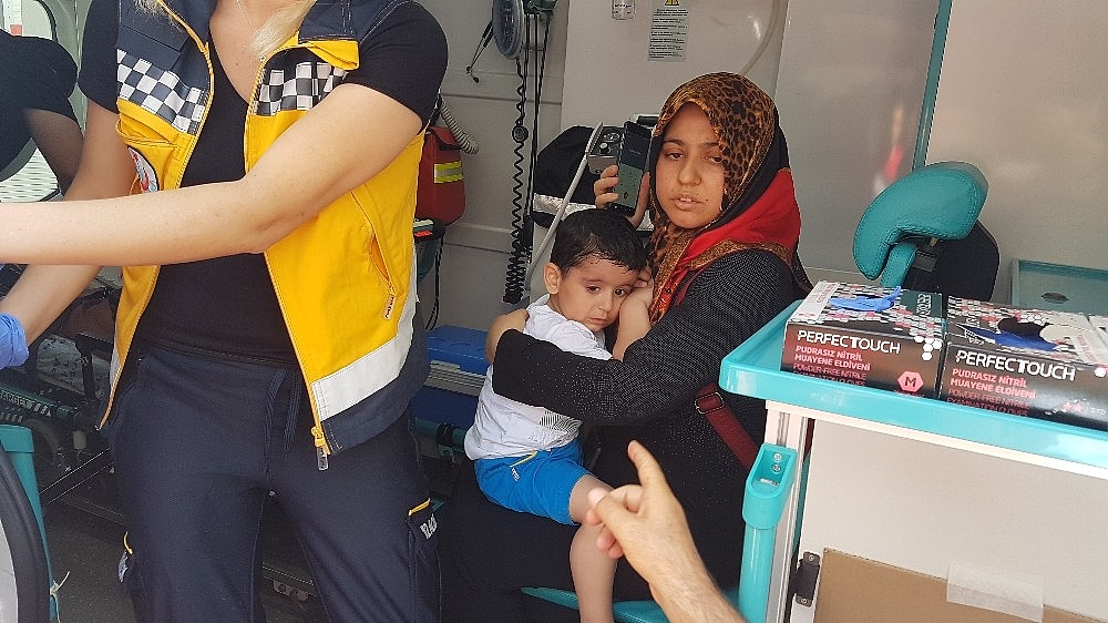 Yola fırlayan 3 yaşındaki çocuk ve teyzesi ölümden döndü!