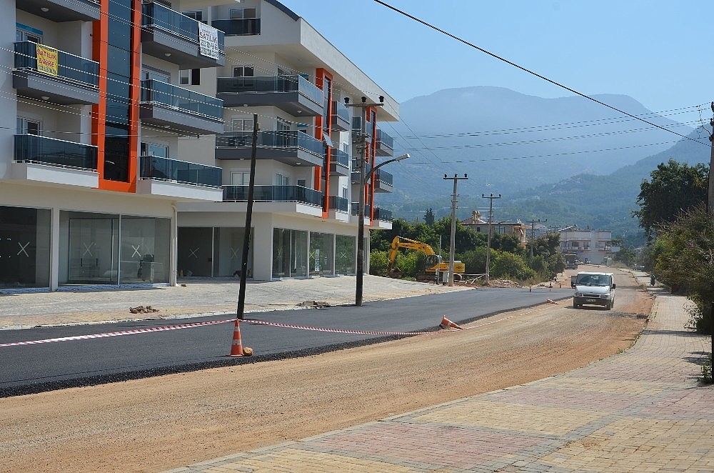 Alanya Oba'ya altyapı sonrası sıcak asfalt