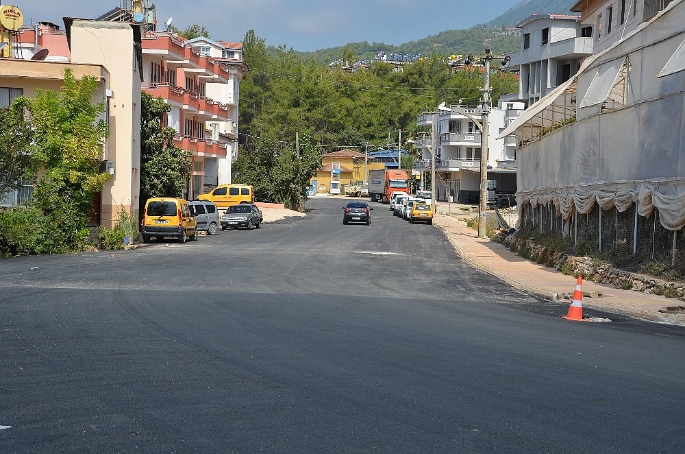 Alanya Oba'ya altyapı sonrası sıcak asfalt
