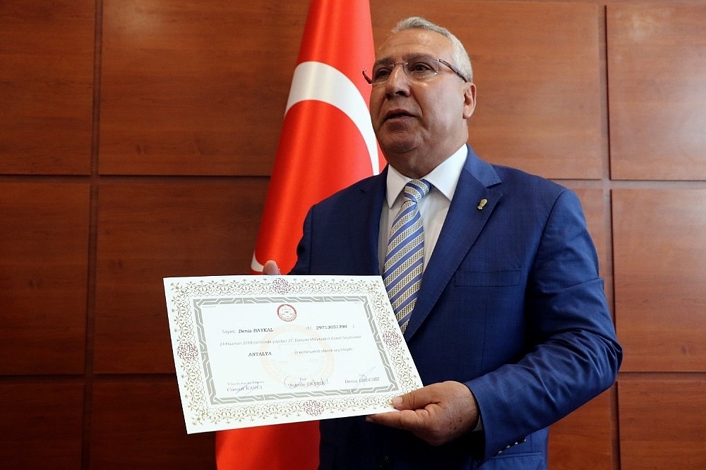 Antalya Milletvekilleri mazbatalarını aldı