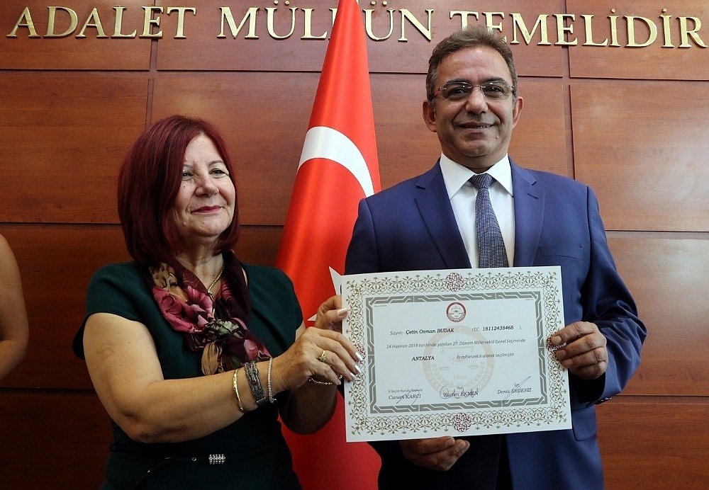 Antalya Milletvekilleri mazbatalarını aldı