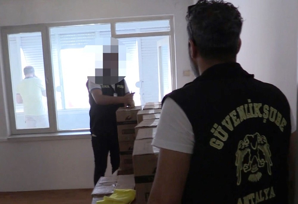 Antalya'da 4 bin 500 litre taklit zeytinyağı ele geçirildi! (Videolu)