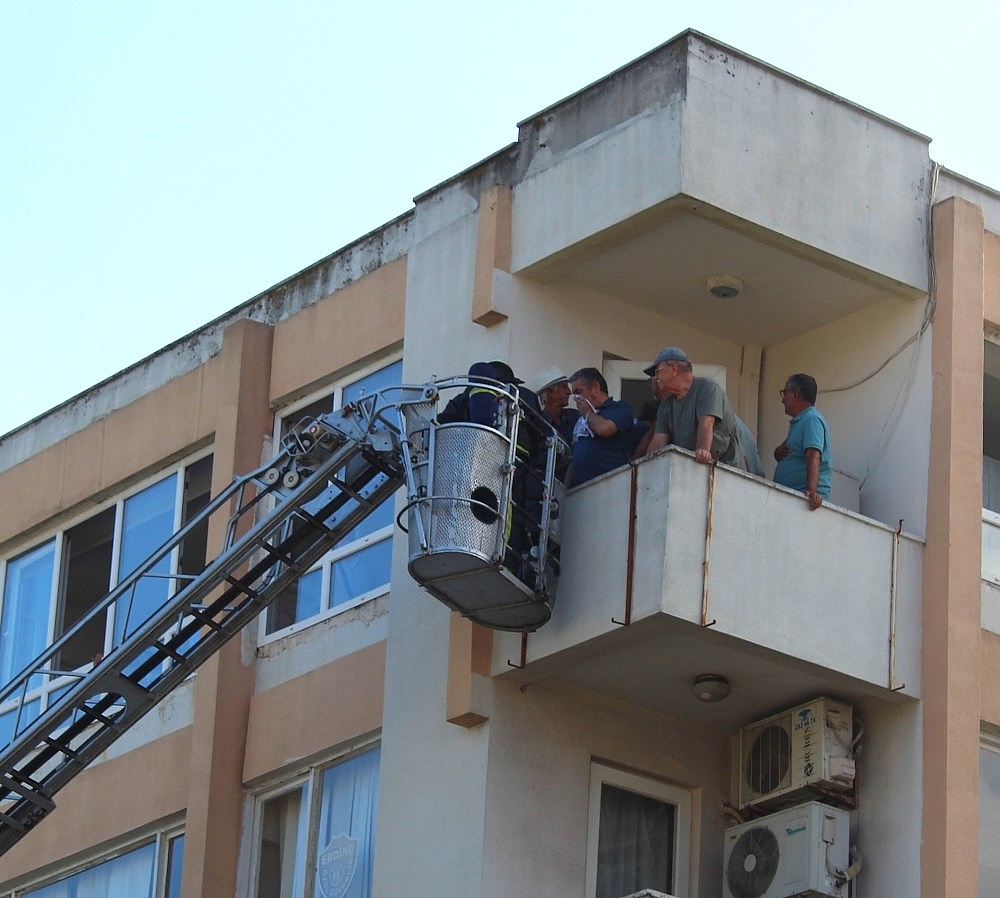 Antalya'da iş hanında yangın paniği!