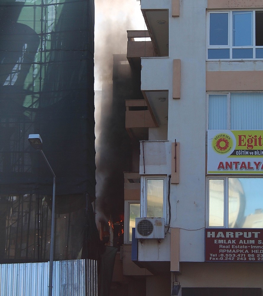 Antalya'da iş hanında yangın paniği!