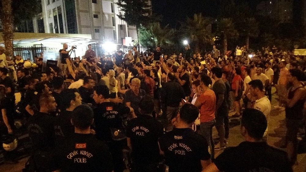 Antalya'da seçim gecesinde çıkan olaylara tutuklama! (Videolu)