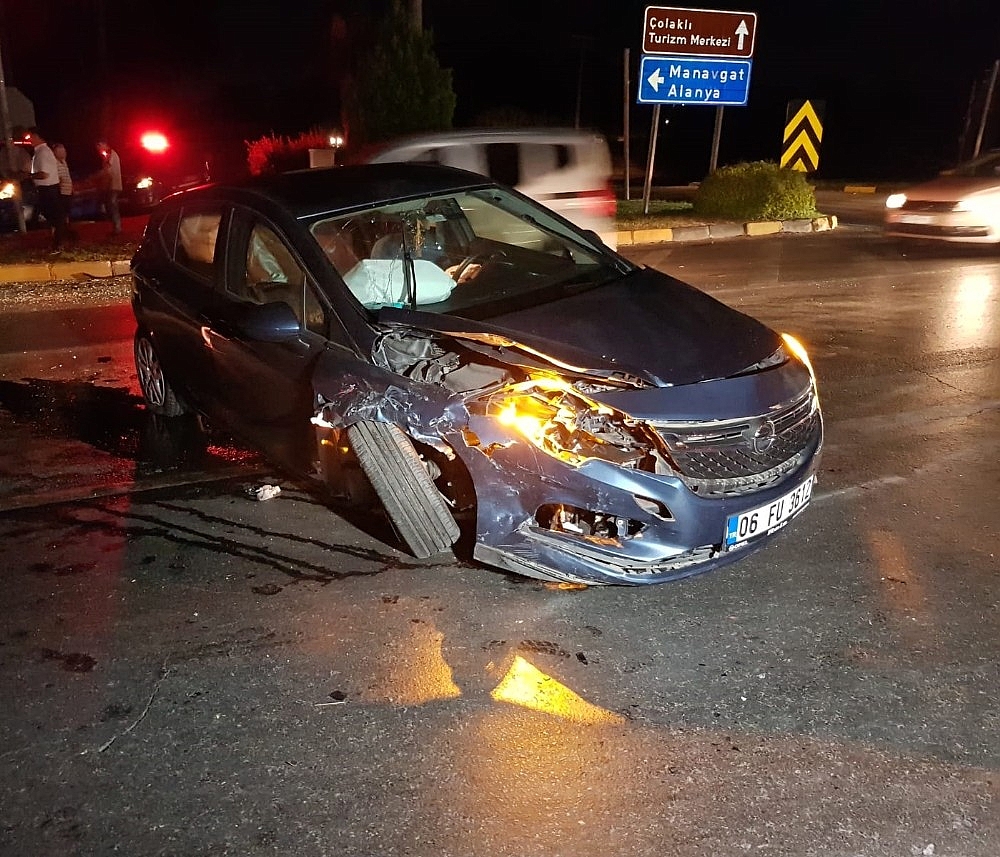 Antalya'da trafik kazası: 5 yaralı! (Videolu)