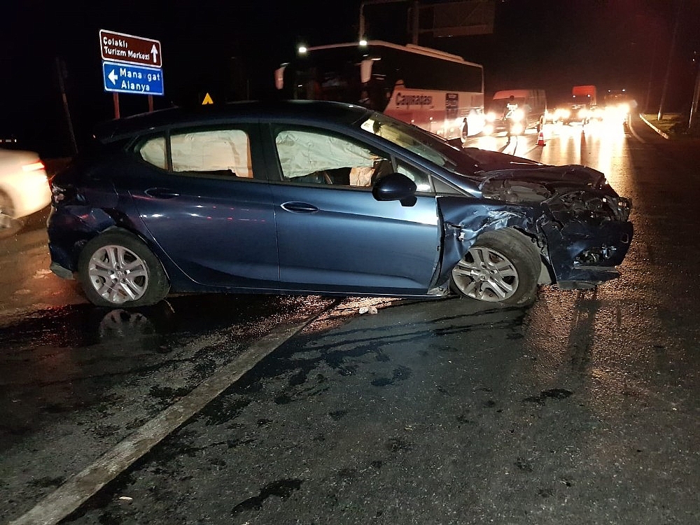Antalya'da trafik kazası: 5 yaralı! (Videolu)