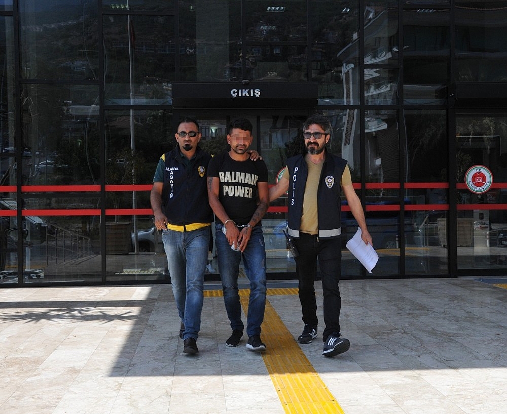 Aranan hırsız polis tarafından yakalandı!