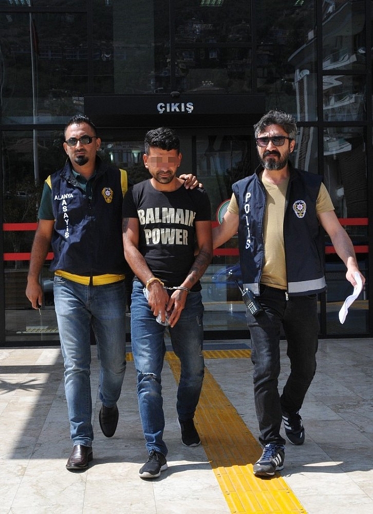 Aranan hırsız polis tarafından yakalandı!