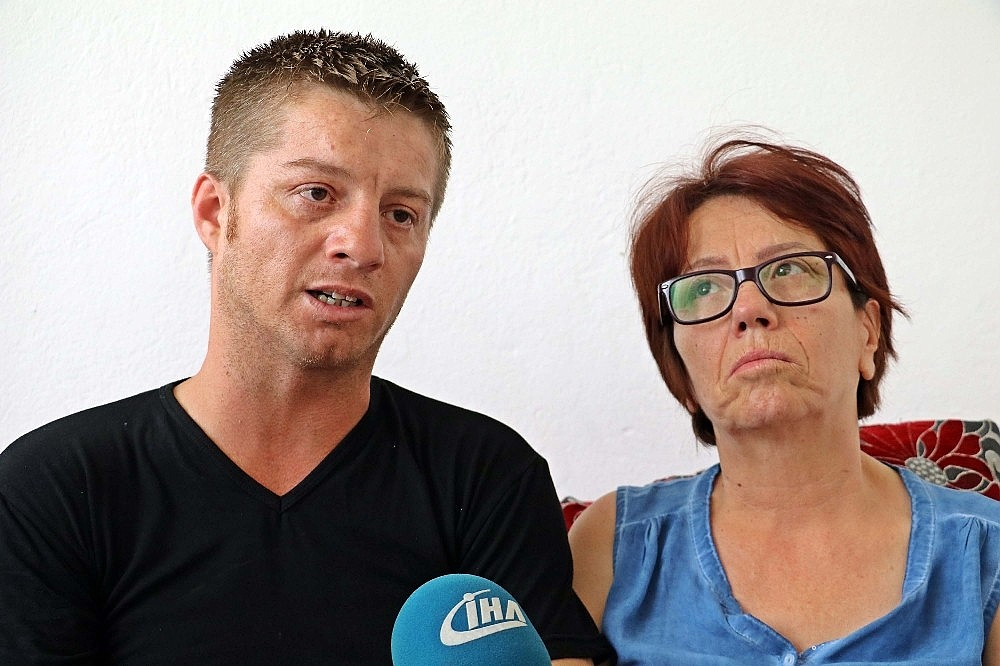 Babası için okulunu, annesi için de işini bıraktı!