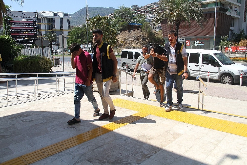 Cep telefonu hırsızları yakayı ele verdi!