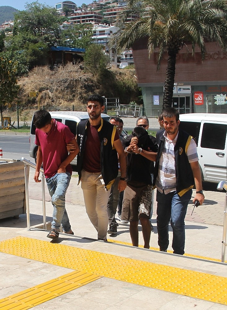 Cep telefonu hırsızları yakayı ele verdi!
