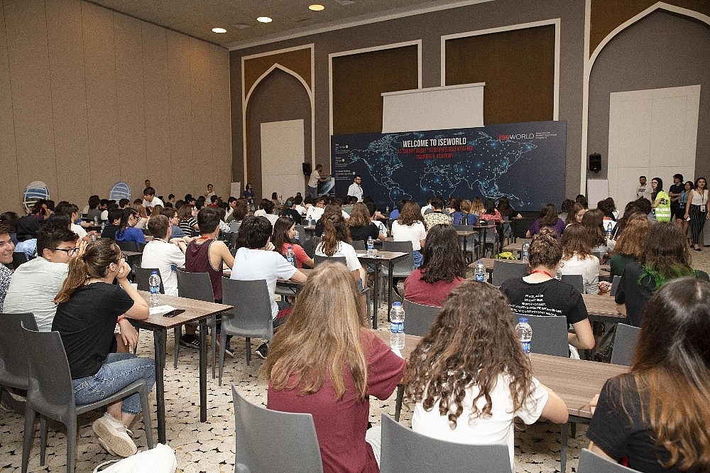 Geleceğin liderleri Antalya'da bir araya geldi