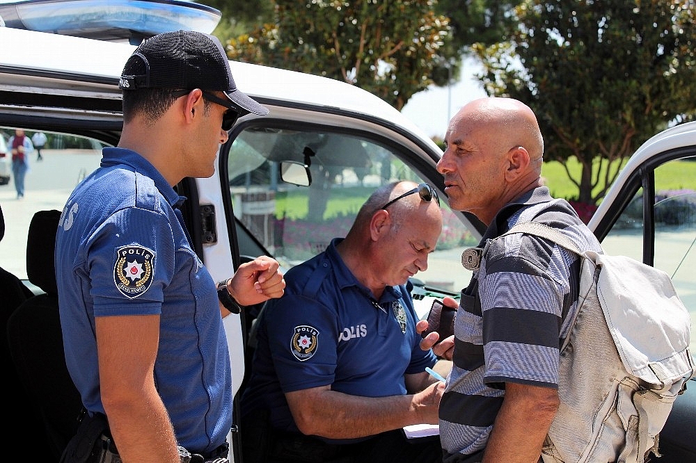 Halk otobüsü beklerken bulduğu parayı polise teslim etti! (Videolu)