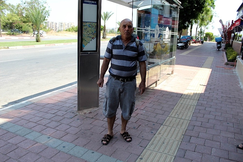 Halk otobüsü beklerken bulduğu parayı polise teslim etti! (Videolu)