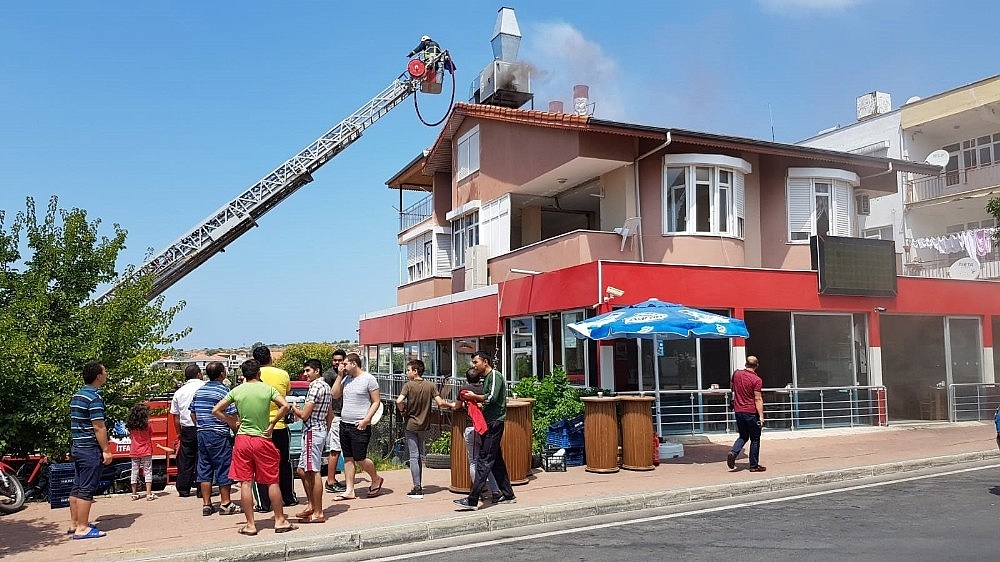 Kokoreççide çıkan yangın korkuttu!