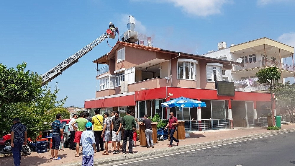 Kokoreççide çıkan yangın korkuttu!