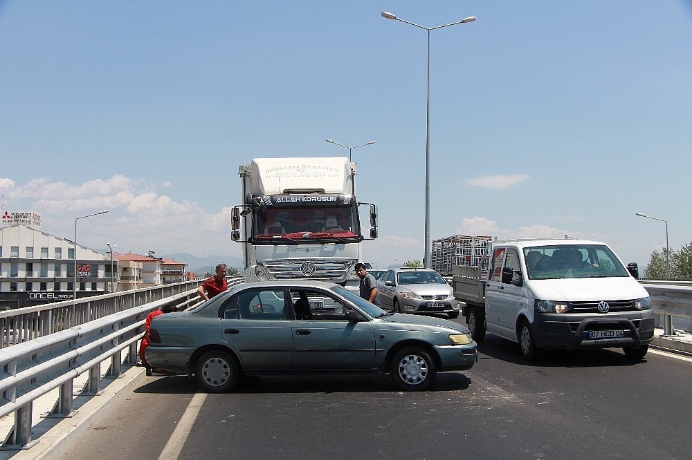 Manavgat'ta Köprülü kavşakta kaza!