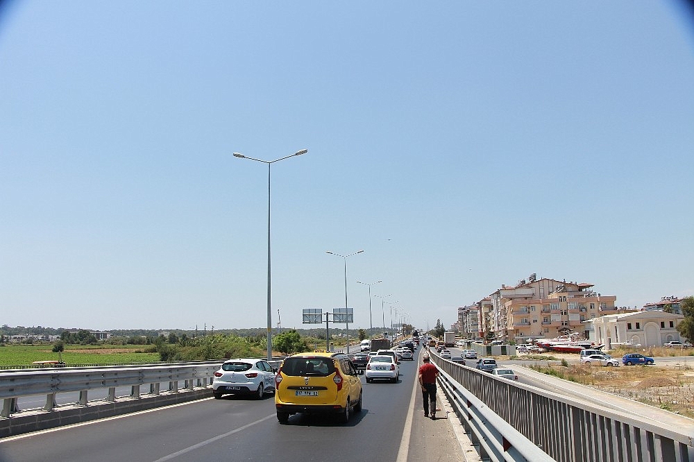 Manavgat'ta Köprülü kavşakta kaza!