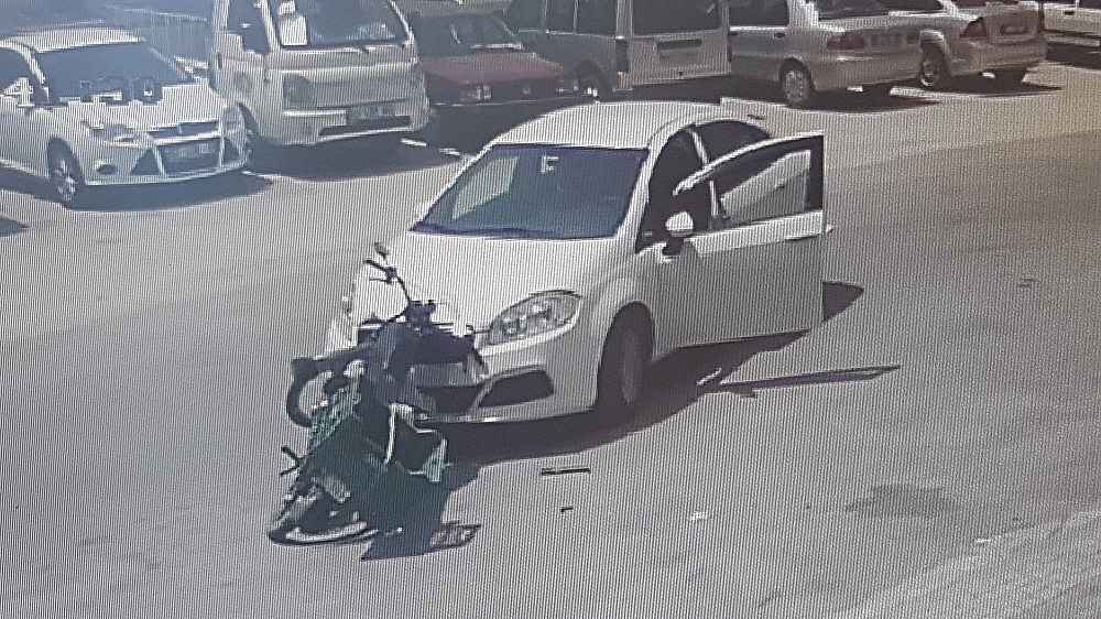 Manavgat'ta motosikletle otomobil çarpıştı: 1 yaralı!
