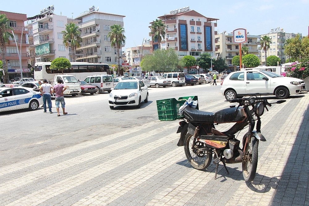 Manavgat'ta motosikletle otomobil çarpıştı: 1 yaralı!