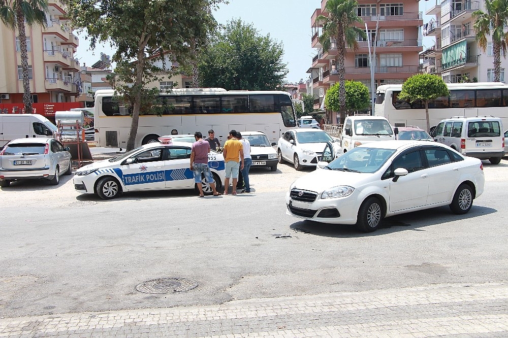 Manavgat'ta motosikletle otomobil çarpıştı: 1 yaralı!