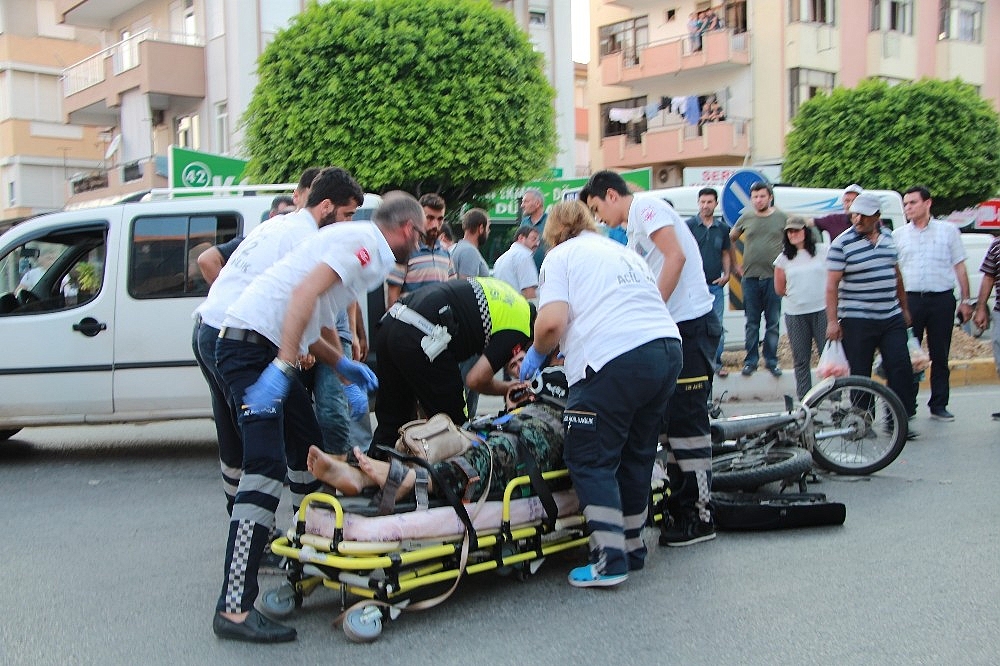 Manavgat'ta trafik kazası: 2 yaralı!