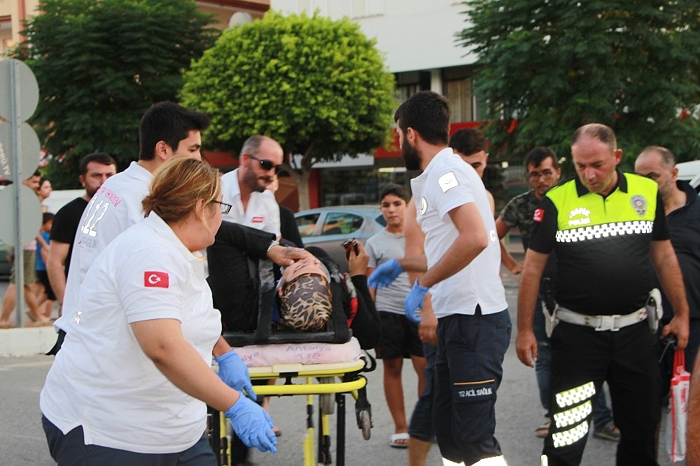 Manavgat'ta trafik kazası: 2 yaralı!