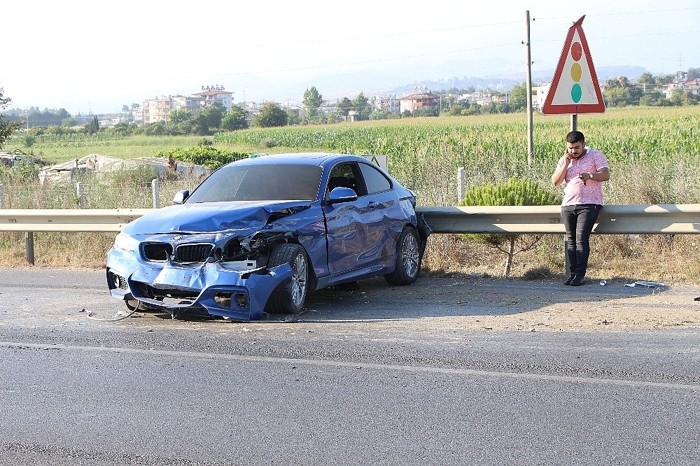 Otomobil bariyerlere çarptı, kimsenin burnu bile kanamadı!