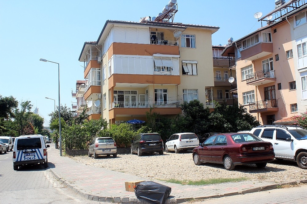 Park halindeki araç genç kızın hayatını kurtardı!