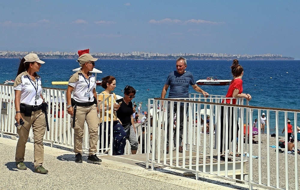 Suçluların korkulu rüyası 'kadın güvenlikçiler'