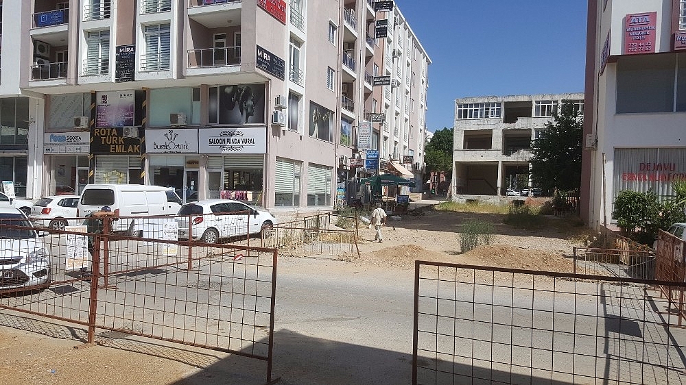 "Tapulu arazim" diyerek yolu trafiğe kapattı!