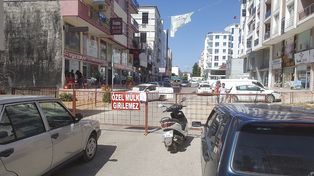 "Tapulu arazim" diyerek yolu trafiğe kapattı!