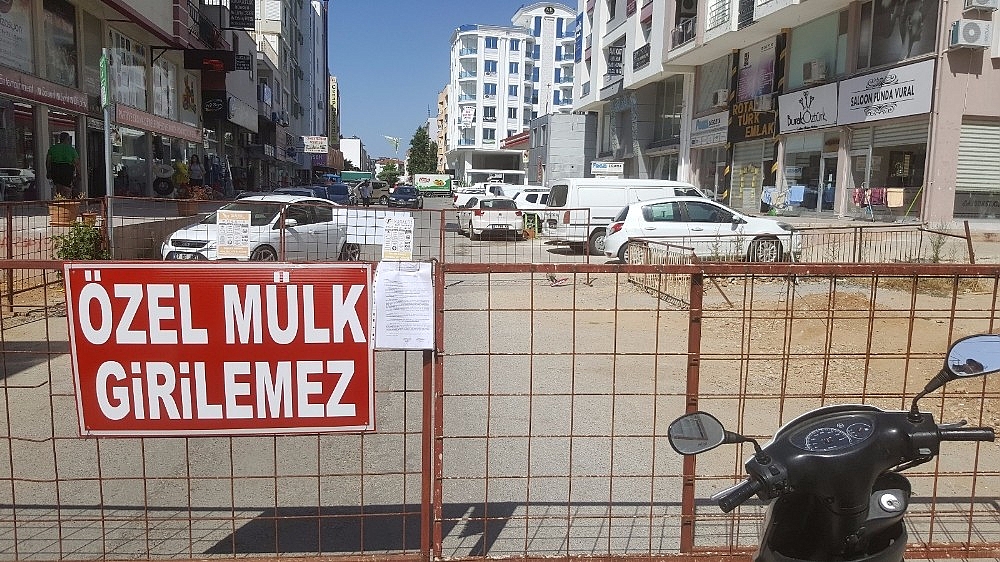 "Tapulu arazim" diyerek yolu trafiğe kapattı!