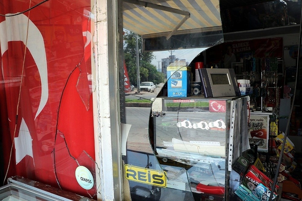 Türk bayrağı asılı markete saldırıya 3 tutuklama!