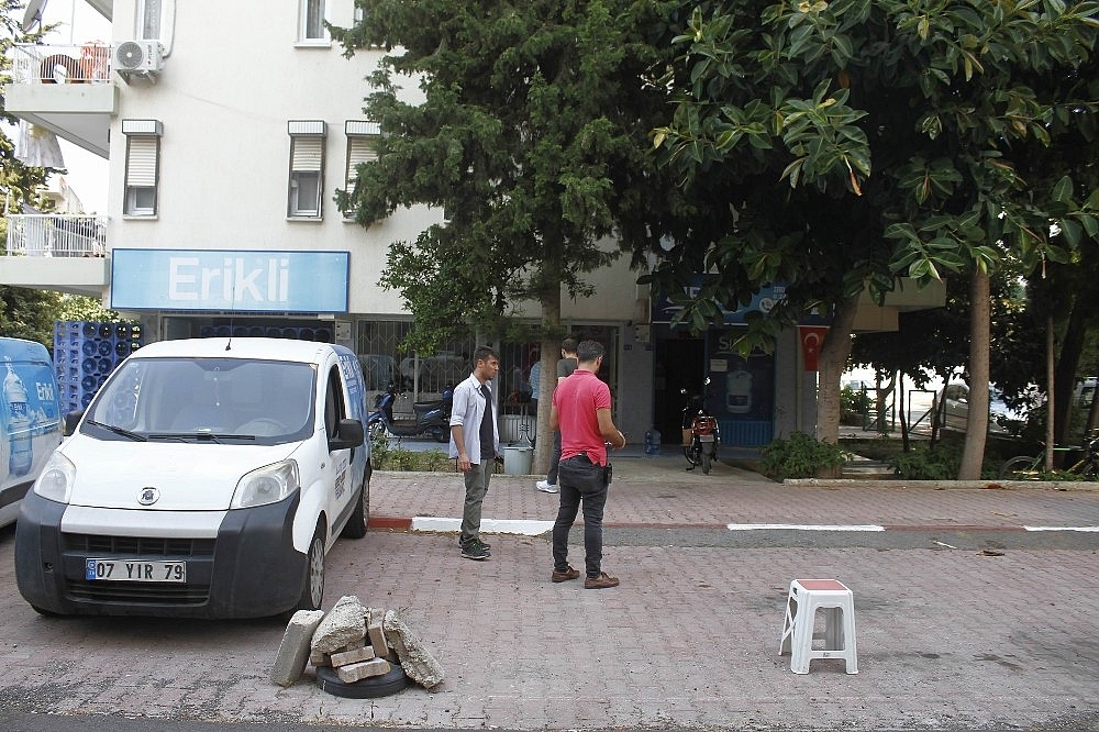 Türk bayrağı direğiyle birlikte çalındı!