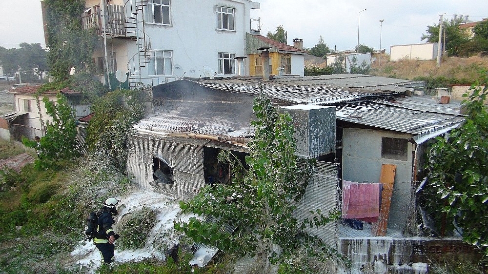 Gecekondu yangını korkuttu!