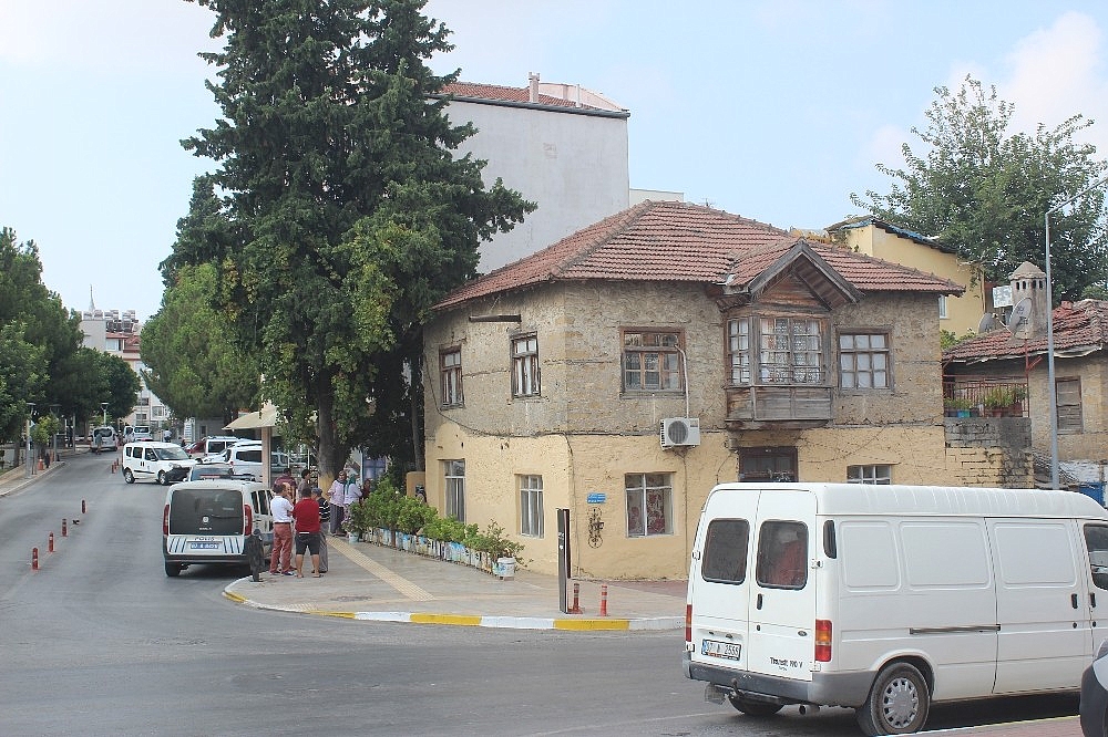 Maskeli 2 soyguncu yaşlı kadına kabusu yaşattı!