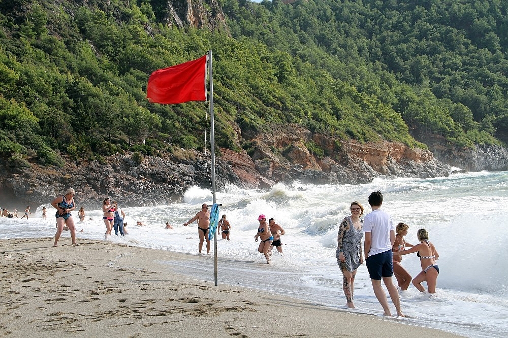 Alanya'da kırmızı bayraklar bile turistleri durduramadı