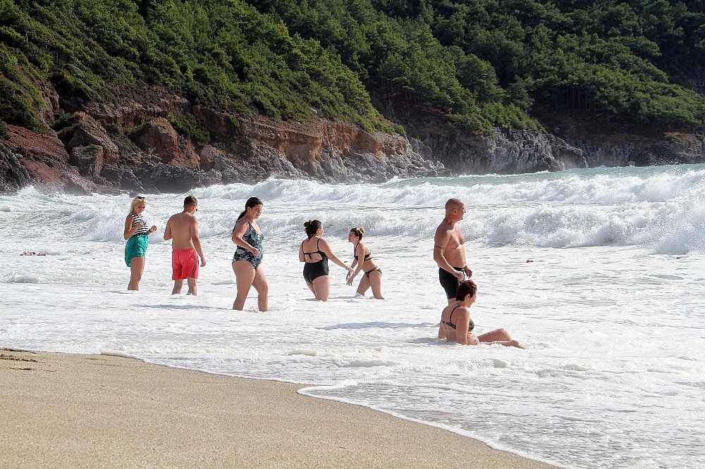 Alanya'da kırmızı bayraklar bile turistleri durduramadı