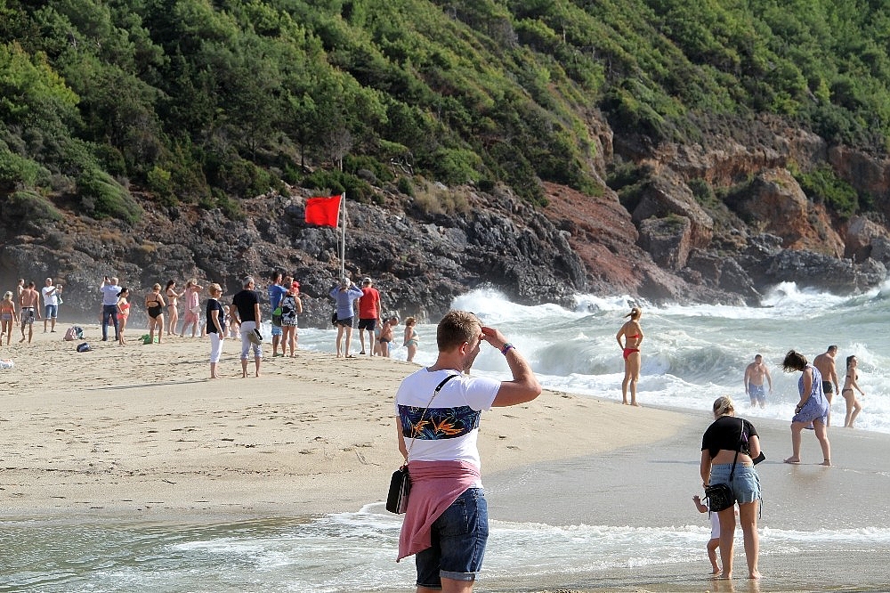 Alanya'da kırmızı bayraklar bile turistleri durduramadı