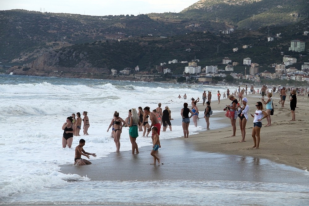Alanya'da kırmızı bayraklar bile turistleri durduramadı