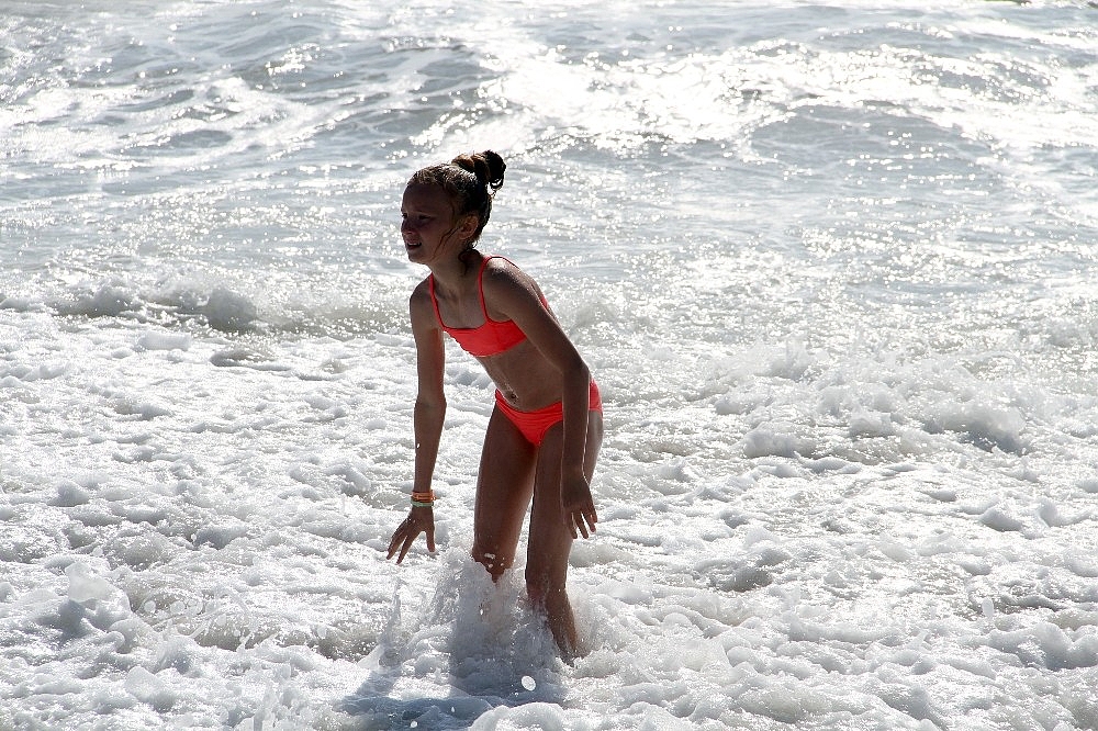 Alanya'da kırmızı bayraklar bile turistleri durduramadı