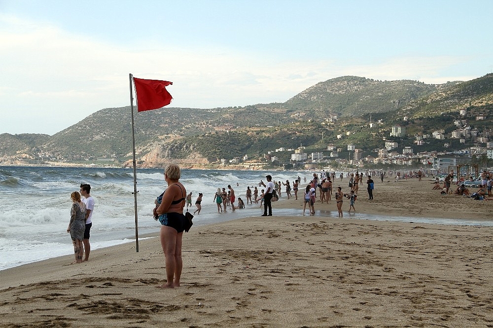 Alanya'da kırmızı bayraklar bile turistleri durduramadı