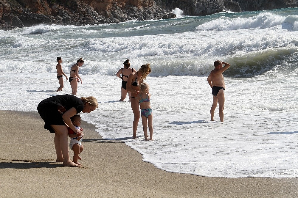Alanya'da kırmızı bayraklar bile turistleri durduramadı