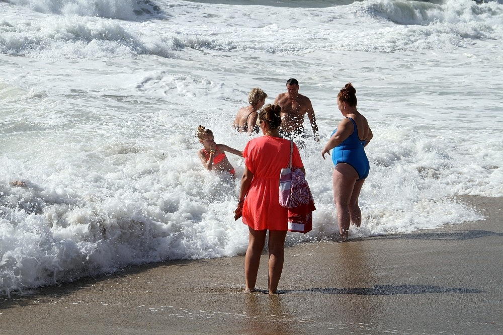 Alanya'da kırmızı bayraklar bile turistleri durduramadı