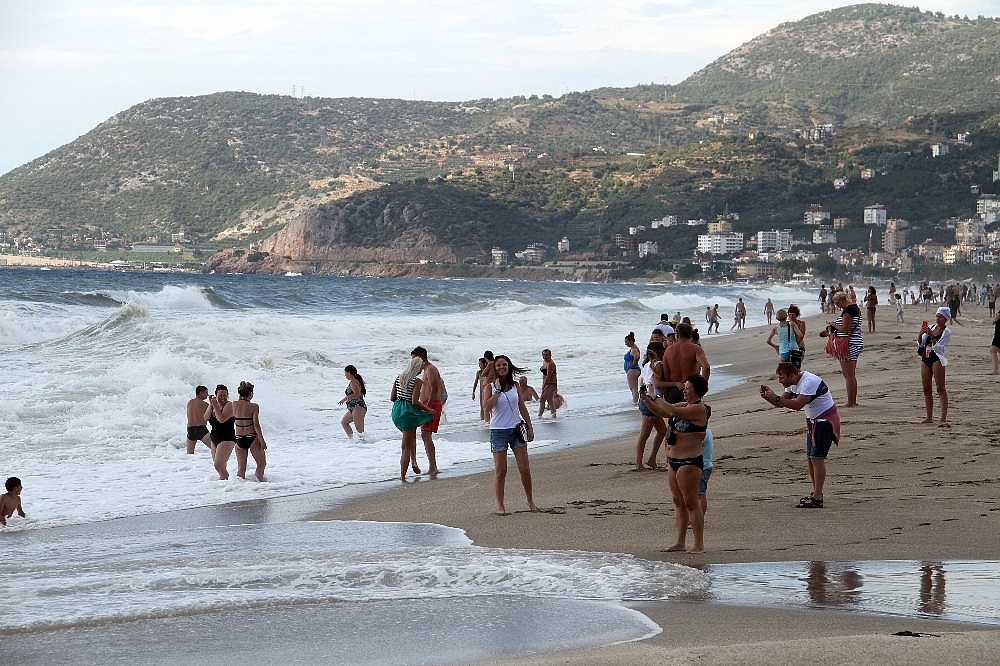 Alanya'da kırmızı bayraklar bile turistleri durduramadı